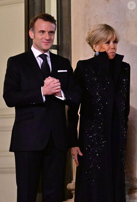 Le président Emmanuel Macron et sa femme Brigitte Macron arrivant au dîner d'état donné en l'honneur du couple présidentiel d'Angola au palais de l'Elysée à Paris le 17 janvier 2025.
© Christian Liewig / Bestimage