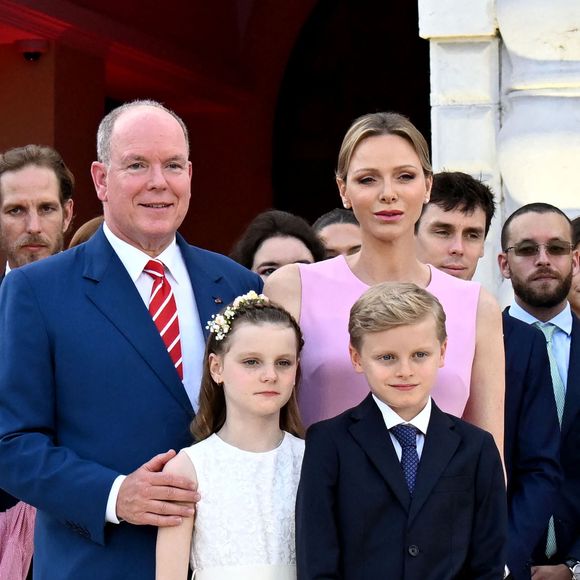 Albert de Monaco s'est fait voler la vedette lors d'un moment impressionnant.

Le prince Albert II de Monaco, la princesse Gabriella, la princesse Charlene de Monaco, le prince héréditaire Jacques de Monaco et Louis Ducruet à la célébration des 20 ans de règne d'Albert II de Monaco sur la place du Palais à Monaco.

Photo : Bruno Bebert / Bestimage