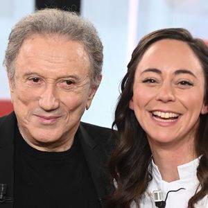 Exclusif - Michel Drucker et Nina Metayer - Enregistrement de l'émission Vivement dimanche au studio Rive Gauche , présentée par Michel Drucker . Diffusion sur France 3 le 29/03/2026. Photos prises le 18 mars 2026.
© Guillaume Gaffiot / Bestimage