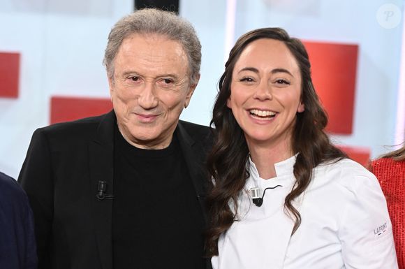 Exclusif - Michel Drucker et Nina Metayer - Enregistrement de l'émission Vivement dimanche au studio Rive Gauche , présentée par Michel Drucker . Diffusion sur France 3 le 29/03/2026. Photos prises le 18 mars 2026.
© Guillaume Gaffiot / Bestimage
