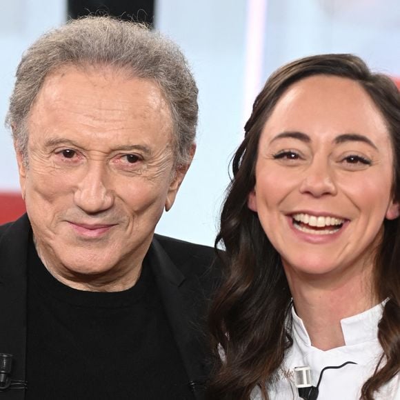 Exclusif - Michel Drucker et Nina Metayer - Enregistrement de l'émission Vivement dimanche au studio Rive Gauche , présentée par Michel Drucker . Diffusion sur France 3 le 29/03/2026. Photos prises le 18 mars 2026.
© Guillaume Gaffiot / Bestimage
