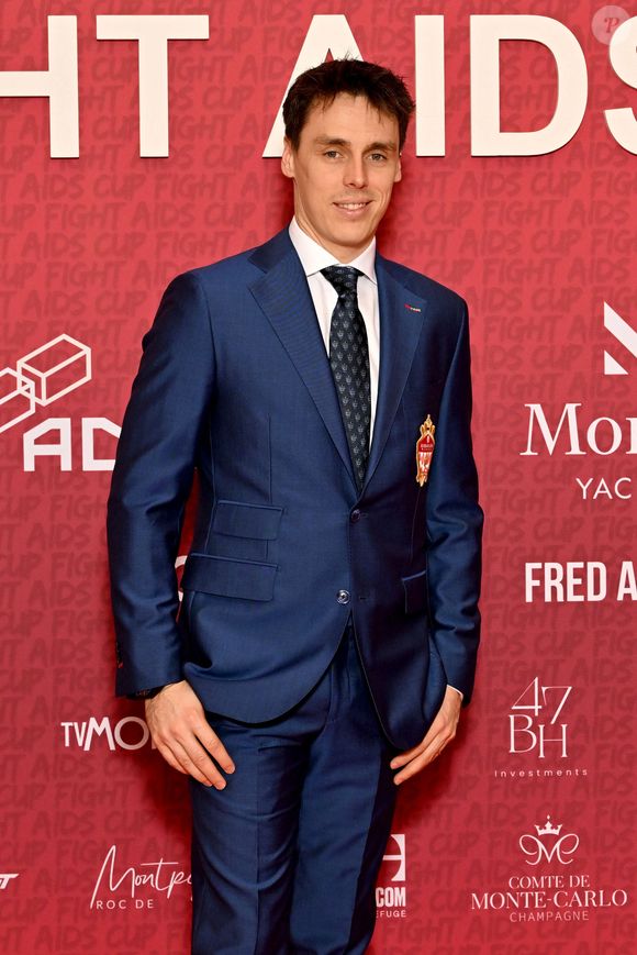 Le jeune père de famille évolue dans le milieu du sport 

Louis Ducruet durant la soirée de gala du "Fight Aids Cup 2026" à l'hôtel Fairmont Monte-Carlo à Monaco, le 24 janvier 2026 après la sixième édition de la Fight Aids Cup, un match de football caritatif au stade Louis II qui a opposé l'équipe du Cirque FC de la princesse Stéphanie et les Barbagiuans du prince Albert. Ce match de charité a pour but de soutenir Fight Aids Monaco, association qui lutte contre le virus du VIH, soutenue par l'AS Monaco, et dont la princesse Stéphanie en est la présidente. Dans l'équipe du prince, il y a notamment Charles Leclerc, Youri Djorkaeff, en capitaine Louis Ducruet et Ludovic Giuly en coach heureux car son équipe a remporté la rencontre aux pénalties et malgré la présence de Christian Karembeu ou d'Andriy Chevtchenko venus en renfort dans l'équipe du cirque. C'est la princesse Stéphanie qui a donné le coup d'envoi au côté de Paul Pogba.© Bruno Bebert / Bestimage