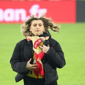 Marine (Star Academy 2024) chante "Les Corons" en hommage à Pierre Bachelet, pour le 20ème anniversaire de sa mort, lors du match de Ligue 1 McDonald's "Lens - Strasbourg (0-2)" au stade Bollaert-Delelis, le 16 février 2025. Laurent Sanson/PsnewZ/Bestimage