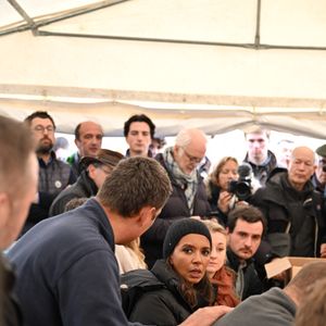 Karine Le Marchand bientôt remplacée par une animatrice très populaire sur M6 ? 

Comme elle l'avait annoncé la semaine dernière, l'animatrice de l'émission "L'amour est dans le pré", Karine Le Marchand, a amené près de 200 croissants aux agriculteurs sur un barrage sur l'autoroute A4 aux portes de Paris, pour leur affirmer son soutien. 
© Pierre Perusseau - Jeremy Melloul / Bestimage