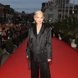 Le film explore le troisième mariage de la mère de trois sœurs, et bien qu'il soit fictif, il puise dans la propre histoire de Kristin, marquée par des drames personnels.
Kristin Scott Thomas pose sur le tapis rouge lors de la cérémonie d'ouverture du 36e Festival du Film Britannique et Irlandais de Dinard à Dinard, jeudi 2 octobre 2025
© Mickael Chavet/ZUMA Press Wire