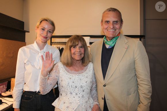 tout comme Jean-Charles de Castelbajac et sa jeune épouse Pauline de Drouas, de 30 ans sa cadette. 

Exclusif - Chantal Goya avec Jean-Charles de Castelbajac et sa femme Pauline de Drouas - Personnalités au spectacle de Chantal Goya "50 ans d'amour" au palais des Congrès à Paris le 25 mai 2025.

© Philippe Baldini / Bestimage