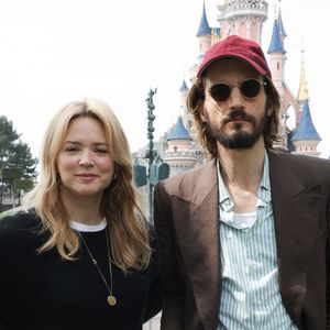 Virginie Efira et son compagnon Niels Schneider au lancement du Disney Music Festival à Disneyland Paris le 26 avril 2025. © Coadic Guirec / Bestimage