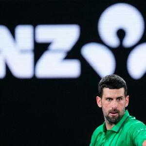 31 janvier 2026, Melbourne, Chine : Novak Djokovic de la Serbie retourne un coup contre Jannik Sinner de l'Italie dans le match de demi-finale du simple masculin lors de la 13e journée de l'Open d'Australie 2026 à Melbourne Park le 30 janvier 2026 à Melbourne, Australie. (Crédit image : © Peter Li/Nexpher Images via ZUMA Press / Bestimage Wire / Bestimage)