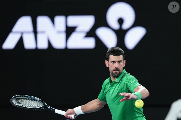 31 janvier 2026, Melbourne, Chine : Novak Djokovic de la Serbie retourne un coup contre Jannik Sinner de l'Italie dans le match de demi-finale du simple masculin lors de la 13e journée de l'Open d'Australie 2026 à Melbourne Park le 30 janvier 2026 à Melbourne, Australie. (Crédit image : © Peter Li/Nexpher Images via ZUMA Press / Bestimage Wire / Bestimage)