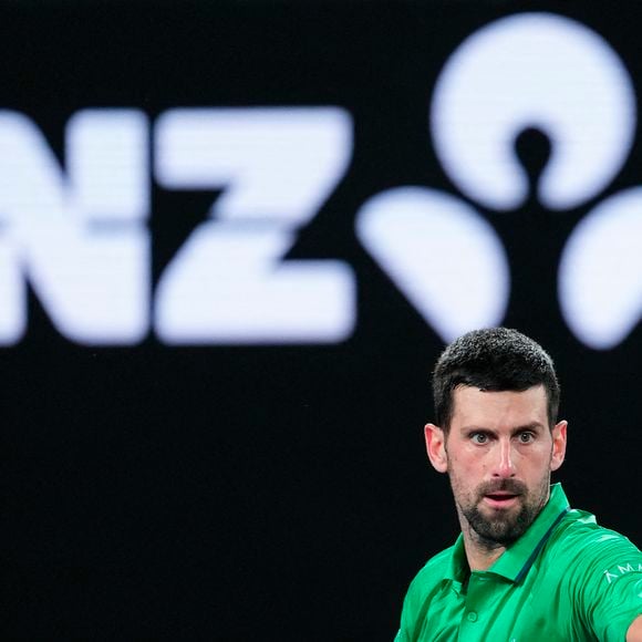 31 janvier 2026, Melbourne, Chine : Novak Djokovic de la Serbie retourne un coup contre Jannik Sinner de l'Italie dans le match de demi-finale du simple masculin lors de la 13e journée de l'Open d'Australie 2026 à Melbourne Park le 30 janvier 2026 à Melbourne, Australie. (Crédit image : © Peter Li/Nexpher Images via ZUMA Press / Bestimage Wire / Bestimage)