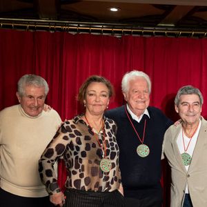 Claude Lelouch et son épouse Valérie Perrin étaient présents en tant que parrains de la cérémonie.

Valerie Perrin, Claude Lelouch, Catherine Frot, André Dussollier, Patrice Devret, Philippe Davis lors de la cérémonie d'intronisation de A.Dussollier et C.Frot à l'académie Alphonse Allais au cabaret La Crémaillère 1900 à Paris le 26 janvier 2026

© Tiphaine Praud-Lebely / Bestimage