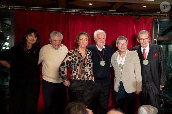 Claude Lelouch et son épouse Valérie Perrin étaient présents en tant que parrains de la cérémonie.

Valerie Perrin, Claude Lelouch, Catherine Frot, André Dussollier, Patrice Devret, Philippe Davis lors de la cérémonie d'intronisation de A.Dussollier et C.Frot à l'académie Alphonse Allais au cabaret La Crémaillère 1900 à Paris le 26 janvier 2026

© Tiphaine Praud-Lebely / Bestimage