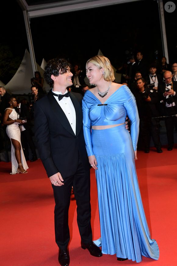 Florian Rossi et sa compagne Louane à la montée des marches de "The Idol" lors du 76ème Festival International du Film de Cannes, le 22 mai 2023. © Rachid Bellak/Bestimage