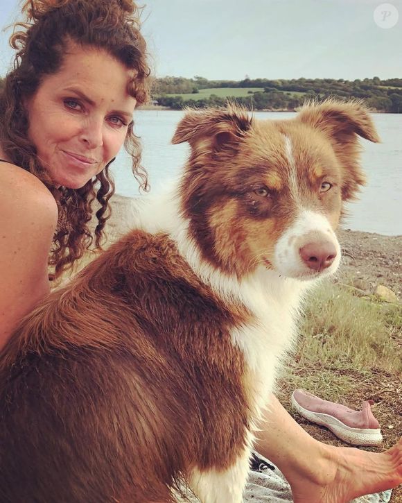 En ce mois de décembre 2025, elle partage son challenge sur Instagram et promet un suivi avec ses abonnées pour se motiver ensemble.

Manuela Lopez et son chien

Capture d'écran du compte Instagram de @manuela_lopez_officiel