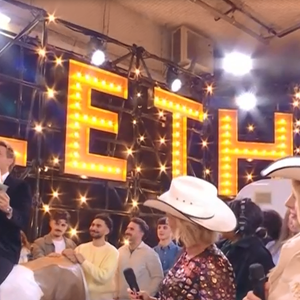 Sophie Davant fait une chute lors de la soirée de lancement du Téléthon, vendredi 5 décembre 2025 sur France 3.