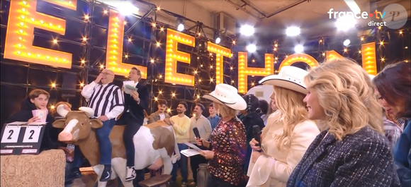 Sophie Davant fait une chute lors de la soirée de lancement du Téléthon, vendredi 5 décembre 2025 sur France 3.