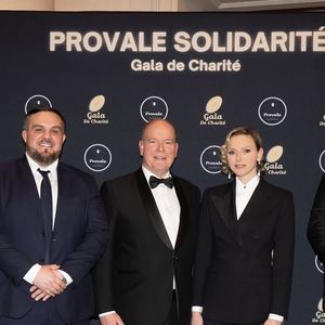 Le prince Albert, tout aussi élégant, n'a pas caché sa fierté de voir son épouse briller autant à ses côtés !

Charlene et Albert de Monaco à la première soirée de gala de charité de Provale Solidarité le 14 mars 2025 au Four Seasons Hotel George V Crédit photo : Éric Mathon / Palais princier