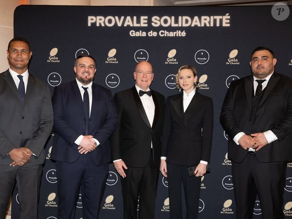 Le prince Albert, tout aussi élégant, n'a pas caché sa fierté de voir son épouse briller autant à ses côtés !

Charlene et Albert de Monaco à la première soirée de gala de charité de Provale Solidarité le 14 mars 2025 au Four Seasons Hotel George V Crédit photo : Éric Mathon / Palais princier