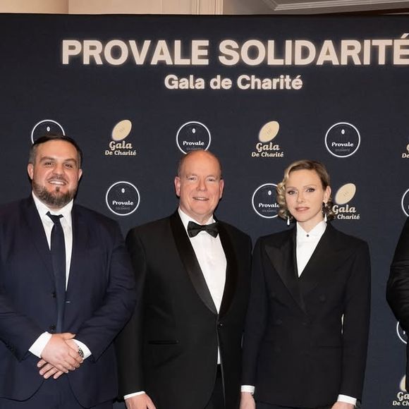 Le prince Albert, tout aussi élégant, n'a pas caché sa fierté de voir son épouse briller autant à ses côtés !

Charlene et Albert de Monaco à la première soirée de gala de charité de Provale Solidarité le 14 mars 2025 au Four Seasons Hotel George V Crédit photo : Éric Mathon / Palais princier