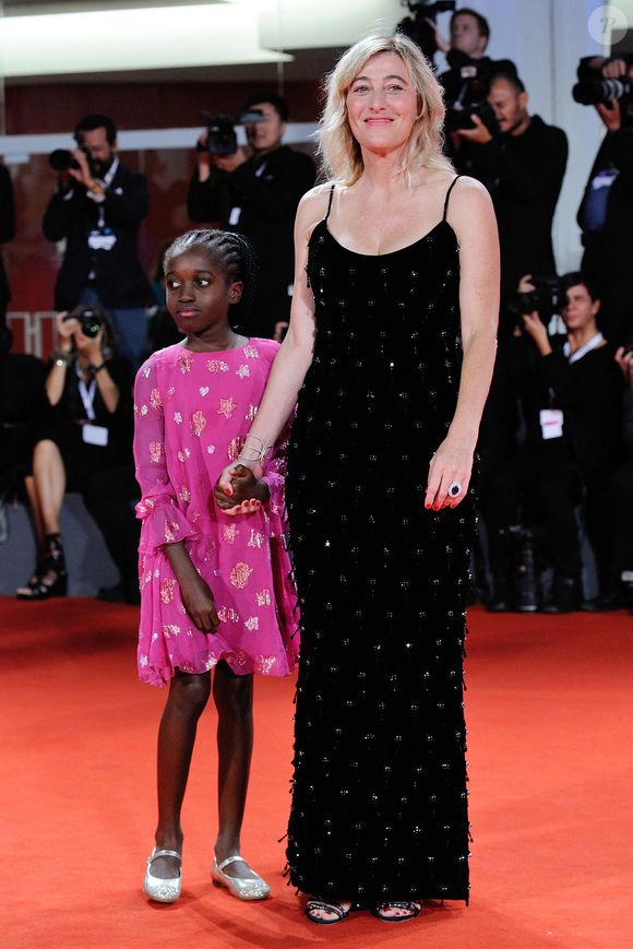 Sur le plateau de "C à vous", Valeria Bruni-Tedeschi a confié avoir besoin que ses enfants soient là sur le tournage.

Oumy et Valeria Bruni-Tedeschi à la première de Les Estivants dans le cadre du 75e Festival international du film de Venise, le 5 septembre 2018.

Photo : Aurore Marechal / ABACAPRESS.COM