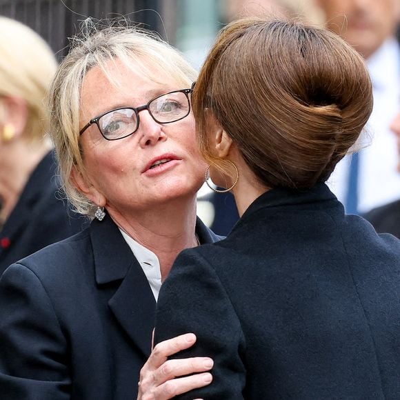 Carla Bruni et Claude Chirac aux funérailles de B. Chirac à la basilique Sainte-Clotilde à Paris (7e) le 12 juin 2026. L’ancienne première dame de France est décédée le 5 juin 2026 à l’âge de 93 ans. 
© Jacovides / Liewig / Bestimage