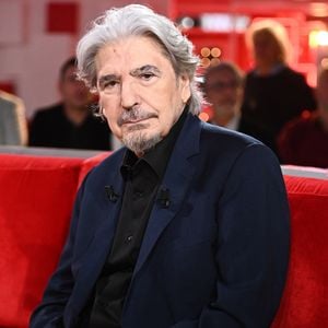 Serge Lama lors de l'enregistrement de l'émission "Vivement dimanche" au studio Gabriel à Paris le 23 janvier 2024, diffusée le 11 février 2024 sur France 3. 

© Guillaume Gaffiot / Bestimage