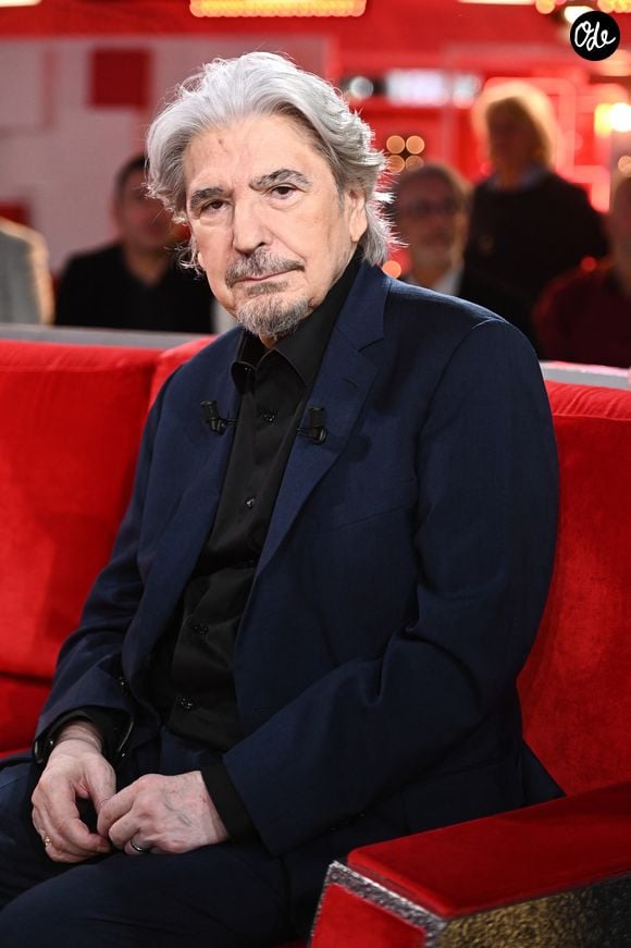 Serge Lama lors de l'enregistrement de l'émission "Vivement dimanche" au studio Gabriel à Paris le 23 janvier 2024, diffusée le 11 février 2024 sur France 3. 

© Guillaume Gaffiot / Bestimage