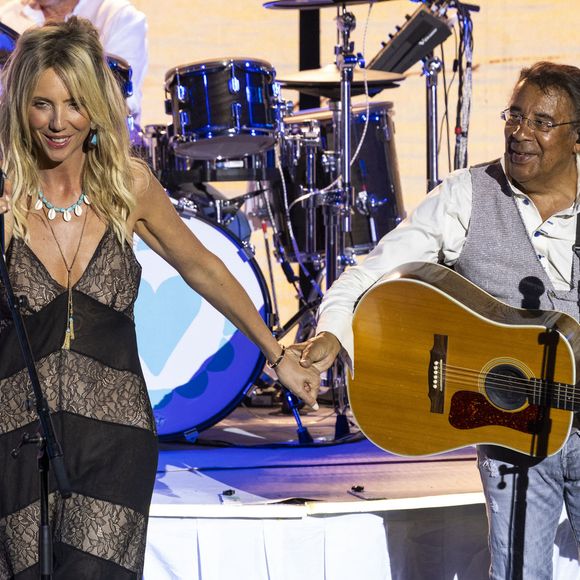 La star de la chanson française s'est en effet produite le 9 août 2025, au théâtre de Verdure : le chanteur de 76 ans a notamment interprété quelques morceaux aux côtés de sa compagne, elle aussi chanteuse, Isaure Le Faou. 

Exclusif - Laurent Voulzy et sa compagne Isaure Le Faou interprètent deux titres ensemble sur la scène du théâtre de Verdure lors du 41e Festival de Ramatuelle, le 9 août 2025. © Cyril Bruneau / Bestimage