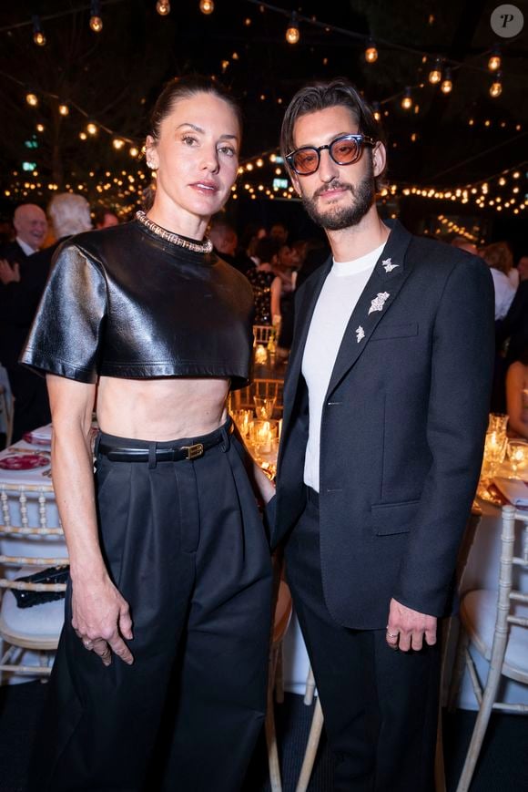 L'acteur Pierre Niney et sa compagne Natasha Andrews ont également fait sensation dans des looks noirs coordonnés signés Balenciaga.

Pierre Niney et sa compagne Natasha Andrews - Soirée "Kering Women in Motion Awards" à la Place de la Castre lors du 79ème Festival International du Film de Cannes. Le 17 mai 2026.

© Olivier Borde / Bestimage