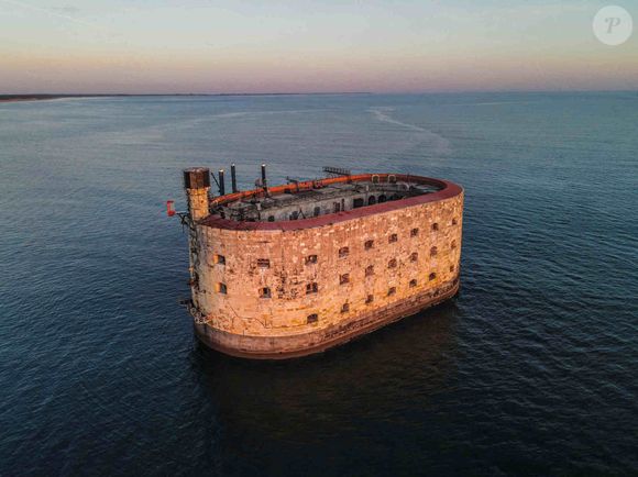 Le Fort Boyard (17) : vue aerienne sur le fort et leve de soleil - Photo by Leoty X/ANDBZ/ABACAPRESS.COM - Architecture; Architecture; batiment; Crepuscule; Fort; Fort Boyard; Forteresse; Forteresses; Fortification; Fortifications; Forts; lever du jour; monument; Monument; Monuments; Nature; patrimoine; patrimoine architectural; Perthuis d'Antioche; site touristique; Type de monument