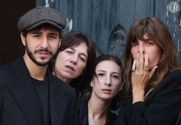 "Je fais très attention à mon alimentation", a-t-elle déclaré. 

Ben Attal, Charlotte Gainsbourg, Alice Attal, Lou Doillon - Arrivées des célébrités aux obsèques de Jane Birkin en l'église Saint-Roch à Paris. Le 24 juillet 2023
© Jacovides-KD Niko / Bestimage