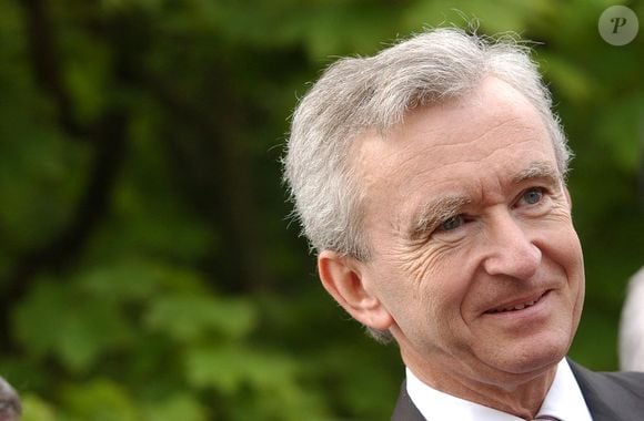 Le PDG de LVMH, Bernard Arnault, visite le jardin de la maison et du musée Christian Dior à Granville, sur la côte britannique de la France, le 14 mai 2005 pour la célébration du siècle de la naissance de Christian Dior. Photo par Nicolas Gouhier/ABACA
