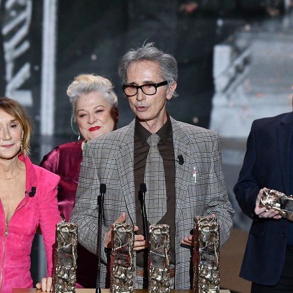 Le but est alors de donner à son personnage l’aspect physique souhaité pour le tournage de l’adaptation cinématographique de la pièce, qui sera renommée "Les Bronzés".

Le réalisateur et acteur français Michel Blanc, l'actrice française Marie-Anne Chazel, l'acteur français Gérard Jugnot, l'acteur français Christian Clavier, l'acteur français Thierry Lhermitte et l'actrice française Josiane Balasko lors de la 46e édition de la cérémonie des César du cinéma à l'Olympia à Paris, France, le 12 mars 2021. Photo par Dominique Charriau/Pool/ABACAPRESS.COM