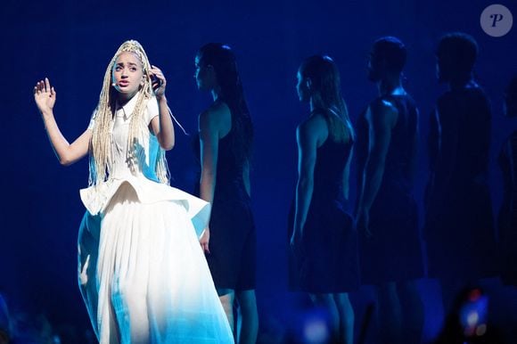 La baisse de la jeune artiste dans les pronostics a commencé après la diffusion des premières répétitions officielles et des extraits de mise en scène. 

Monroe (France) interprète la chanson Regarde ! lors de la deuxième demi-finale du Concours Eurovision à Vienne jeudi 14 mai 2026
Photo par Ian West/PA Wire