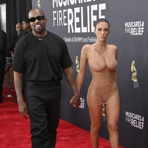 Quelques jours après cette apparition, Kanye West, s’est lancé dans une série de publications controversées sur X...

Kanye West et Bianca Censori arrivent à la 67e cérémonie annuelle des Grammy Awards au Crypto.com Arena à Los Angeles le 2 février 2025. Photo de Jim Ruymen/UPI/ABACAPRESS.COM