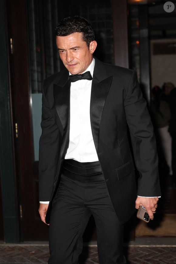 Indiquant avec humour que l'acteur serait incapable de "détacher ses yeux d'Angela." La réponse d'Orlando ? 3 emojis de mains qui applaudissent. Une réponse espiègle et très classe pour l'acteur de 48 ans.

Katy Perry et Orlando Bloom ont été aperçus se rendant à l'événement Kering, affichant leurs choix de mode élégants.
©Backgrid USA / Bestimage