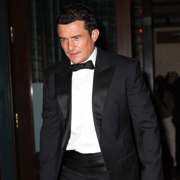 Indiquant avec humour que l'acteur serait incapable de "détacher ses yeux d'Angela." La réponse d'Orlando ? 3 emojis de mains qui applaudissent. Une réponse espiègle et très classe pour l'acteur de 48 ans.

Katy Perry et Orlando Bloom ont été aperçus se rendant à l'événement Kering, affichant leurs choix de mode élégants.
©Backgrid USA / Bestimage