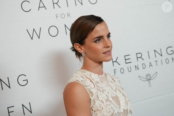 Entre un patrimoine immobilier partagé entre l'Angleterre et la France, un garage aux modèles variés et une reconversion dans les spiritueux, zoom sur les finances et la vie actuelle d'Emma Watson en 2026.

Emma Watson - Photocall de la soirée de gala Kering Foundation's Caring For Women Dinner à New York le 15 septembre 2022.