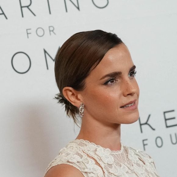 Entre un patrimoine immobilier partagé entre l'Angleterre et la France, un garage aux modèles variés et une reconversion dans les spiritueux, zoom sur les finances et la vie actuelle d'Emma Watson en 2026.

Emma Watson - Photocall de la soirée de gala Kering Foundation's Caring For Women Dinner à New York le 15 septembre 2022.