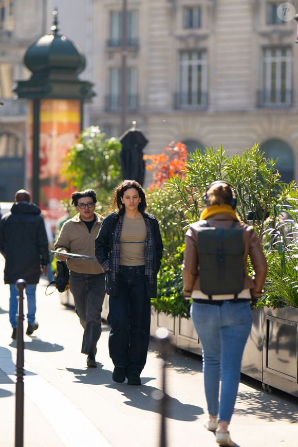 Les photos sur le site révèle un intérieur élégant et raffiné des lieux.

La chanteuse espagnole Rosalia se balade dans les rues parisiennes avant de rejoindre sa compagne la mannequin française Loli-Bahia Roubille à Paris, France, le 19 mars 2026. © Yehiel Chekroune/Bestimage