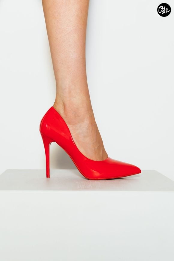 Pour cause : la verticalité de la chaussure modifie profondément la biomécanique du pied et fragilise la stabilité de la cheville.