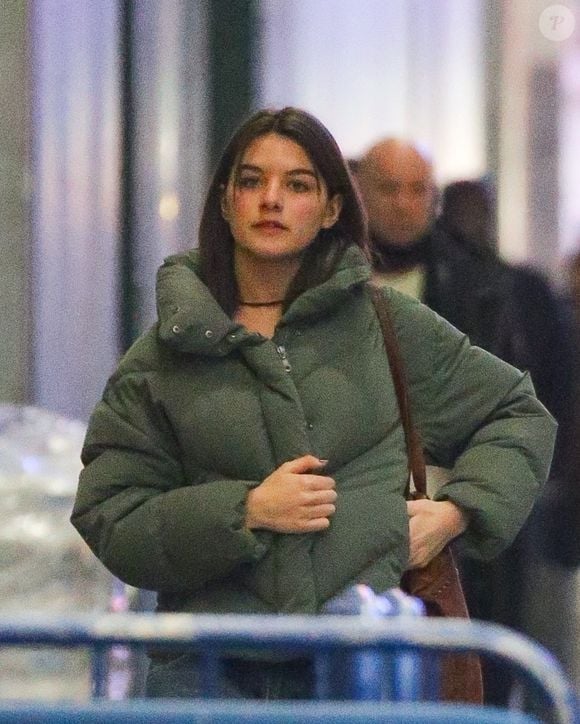 New York, NY - EXCLUSIF - Suri Cruise est arrivée au Barrymore Theatre pour voir sa mère, Katie Holmes, jouer dans « Our Town » pour son anniversaire.