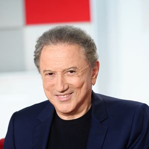 Exclusif - Michel Drucker sur le plateau de l'émission "Vivement dimanche", diffusée sur France 3 le 7 septembre 2025. Paris, le 2 septembre 2025. 
© Guillaume Gaffiot / Bestimage