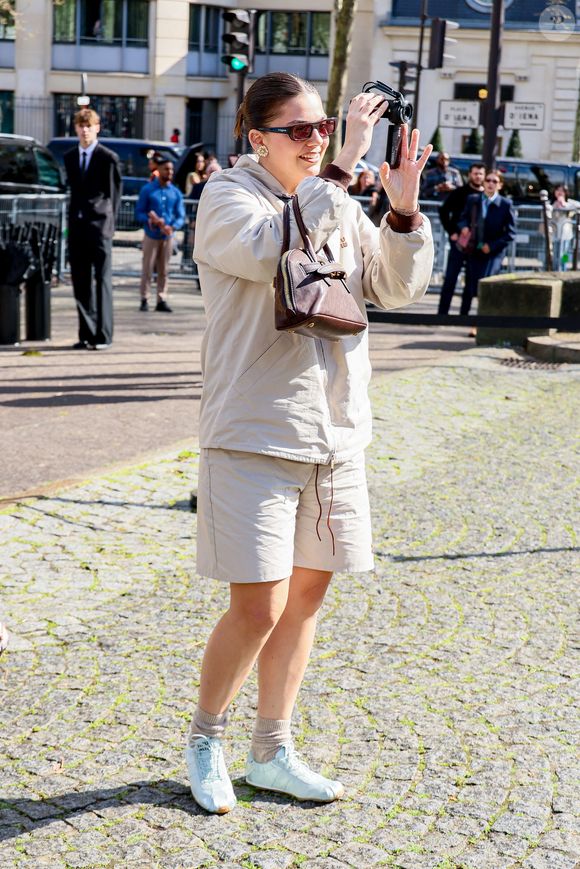 Louane (Louane Emera) aux arrivées au défilé Miu Miu Collection Femme Prêt-à-Porter Automne/Hiver 2026-2027 lors de la Fashion Week de Paris (PFW) au palais d'lena conseil Economique, social et environnemental, à Paris, France, le 10 mars 2026. © Denis Guignebourg/Bestimage