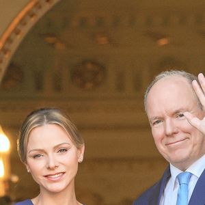 La princesse Charlène de Monaco et le prince Albert II de Monaco au balcon du palais princier lors de la procession de la Fête Dieu sur la place du Palais à Monaco le 19 juin 2025.  © Claudia Albuquerque/Bestimage