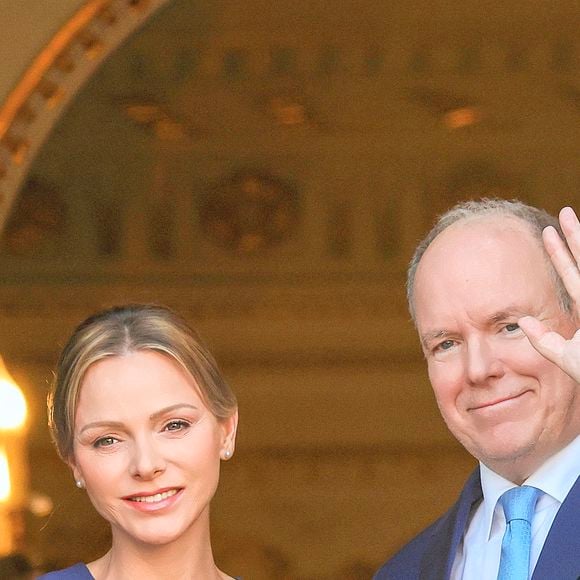 La princesse Charlène de Monaco et le prince Albert II de Monaco au balcon du palais princier lors de la procession de la Fête Dieu sur la place du Palais à Monaco le 19 juin 2025.  © Claudia Albuquerque/Bestimage