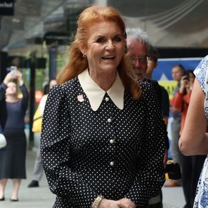 La duchesse de York, Sarah Ferguson, a été aperçue essayant des lunettes lors d'une visite à la librairie Dymocks, située dans le centre-ville de Perth. La duchesse semblait apprécier son passage dans cette célèbre librairie australienne avant de partir. © Backgrid USA / Bestimage