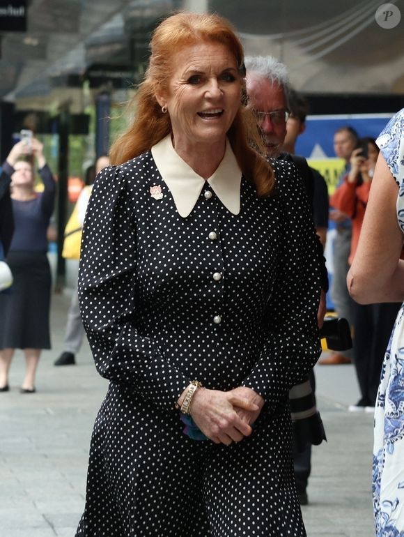 La duchesse de York, Sarah Ferguson, a été aperçue essayant des lunettes lors d'une visite à la librairie Dymocks, située dans le centre-ville de Perth. La duchesse semblait apprécier son passage dans cette célèbre librairie australienne avant de partir. © Backgrid USA / Bestimage