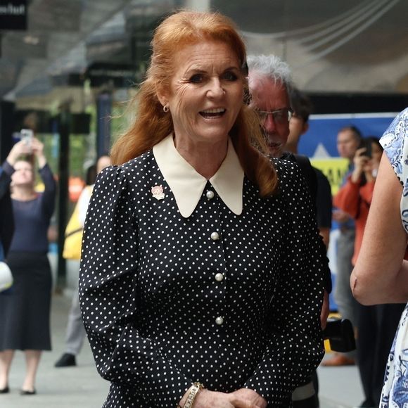 La duchesse de York, Sarah Ferguson, a été aperçue essayant des lunettes lors d'une visite à la librairie Dymocks, située dans le centre-ville de Perth. La duchesse semblait apprécier son passage dans cette célèbre librairie australienne avant de partir. © Backgrid USA / Bestimage