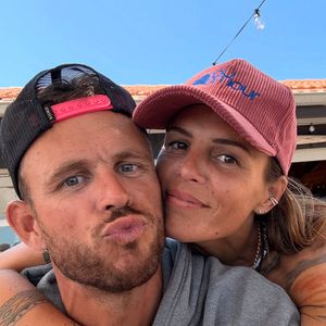 Elle avait déjà vécu une expérience similaire avec son frère Nicolas, qui a également partagé son enthousiasme sur les réseaux.

Laure Manaudou en famille, avec son grand frère Nicolas. Il lui rend visite dans le bassin d'Arcachon. Août 2025.